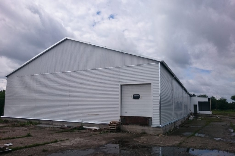 Здание из сэндвич панелей площадью 1800 м²